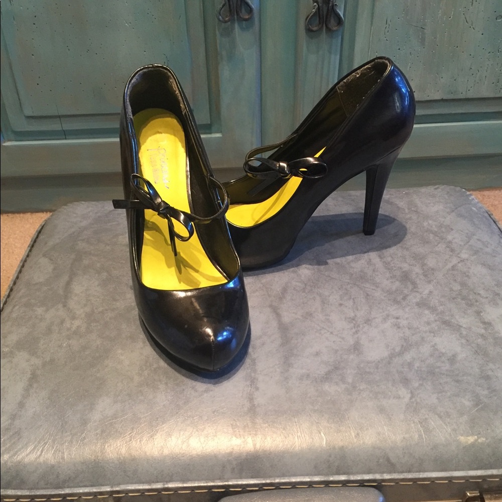 💕SOLD💕 Vera Wang Princess bow heels